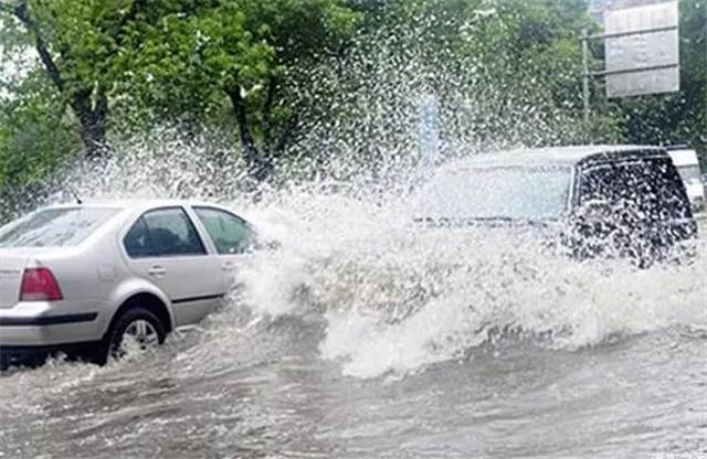 下雨道路