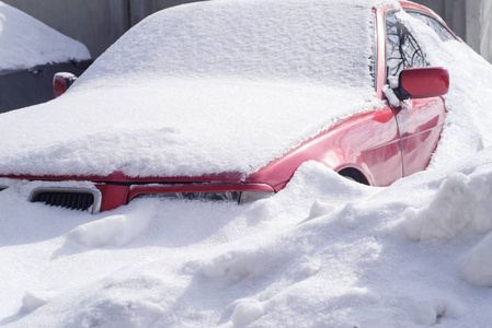 被雪覆蓋的車