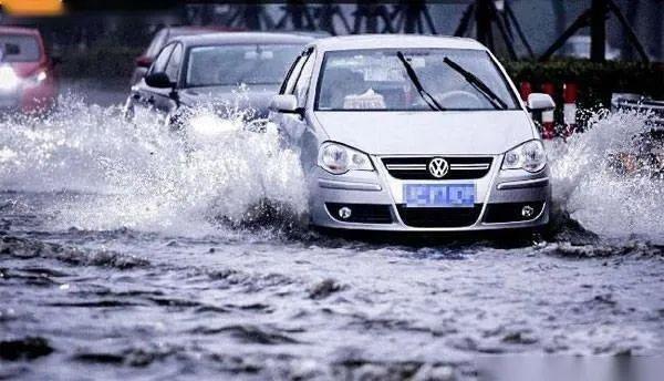 汽車泡水